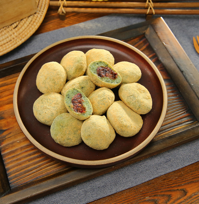 [HaeTae] Korean Fresh Ramie Leaf Injeolmi (Rice Cake) - Black Sesame or Soybean Powder (400g)